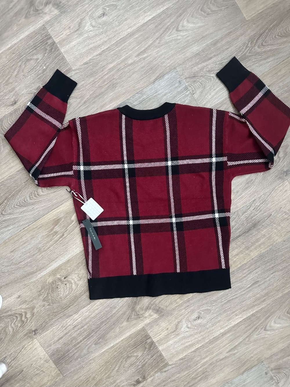 Tahari Women’s Plaid Sweater Size L Red Black Crewneck NWT Cozy Chic - Picture 13 of 13
